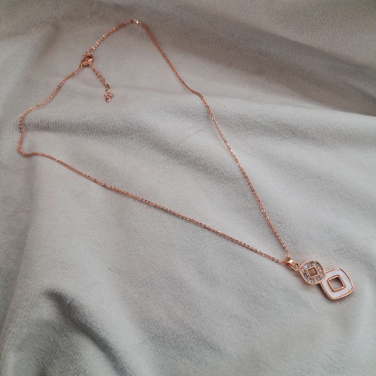 Gold Look Pendent 03